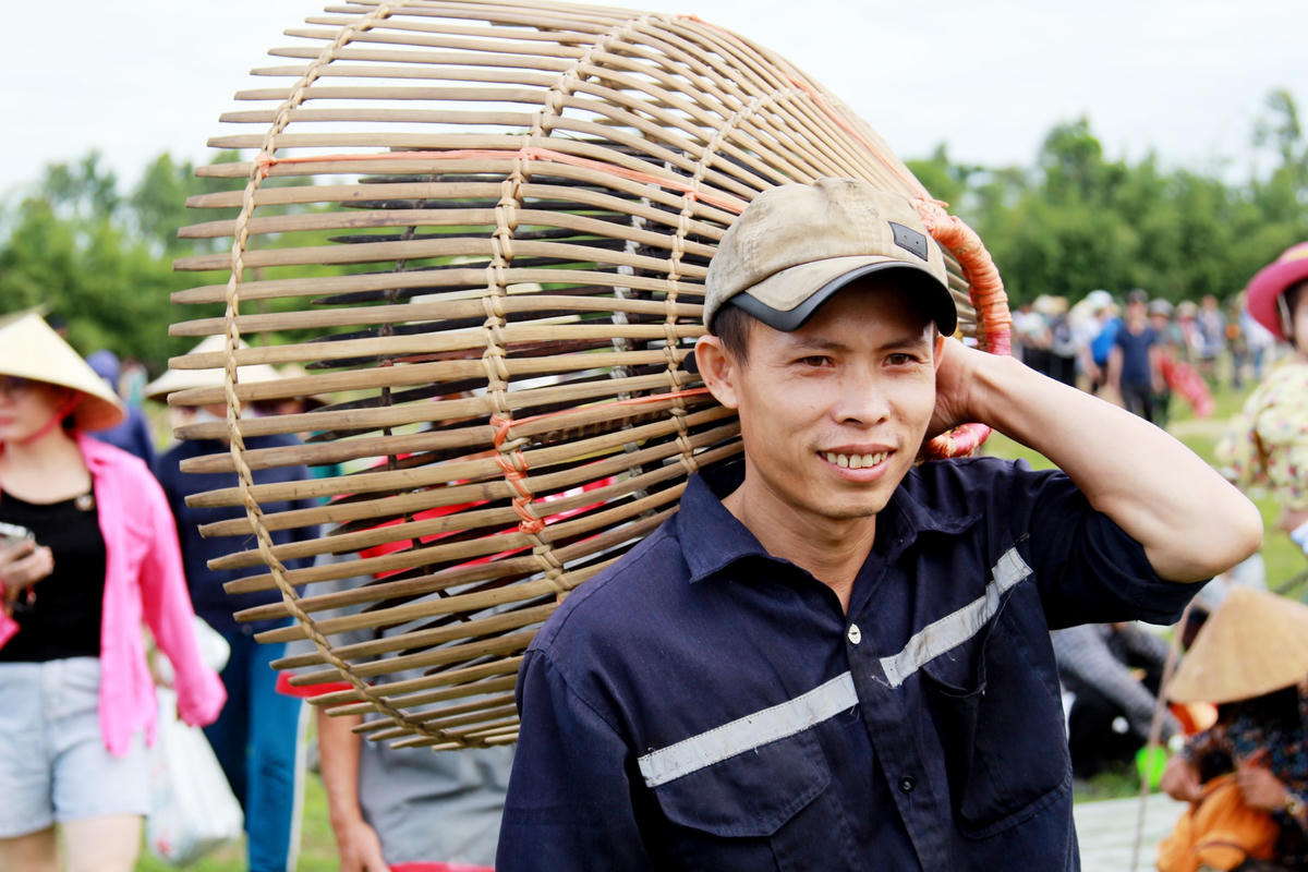 Người dân háo hức tham gia lễ hội.   