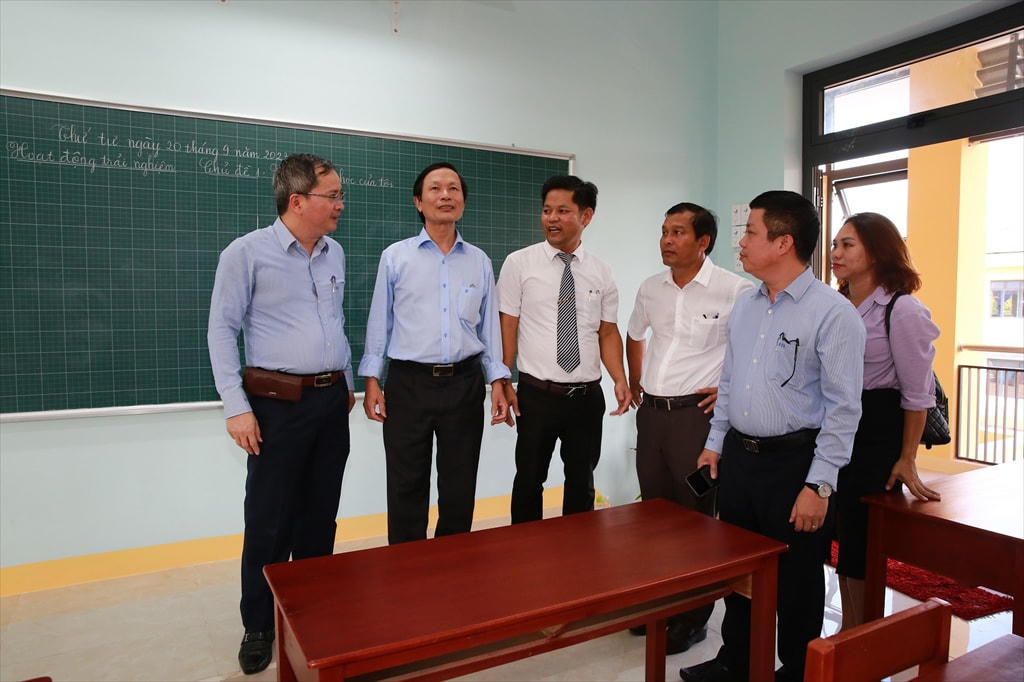 Các đại biểu đi thăm các lớp học.