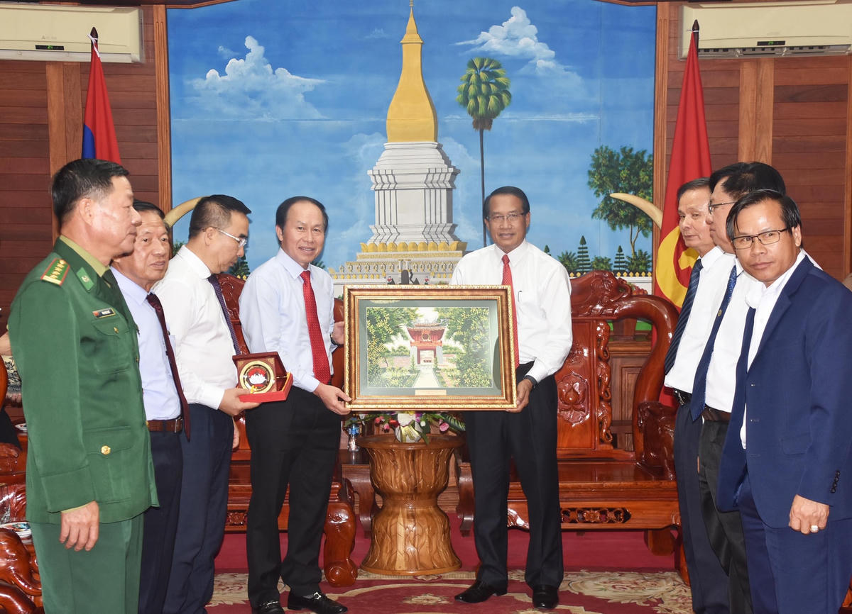 Vun đắp mối quan hệ hữu nghị vĩ đại Việt Nam - Lào mãi mãi xanh tươi, đời đời bền vững