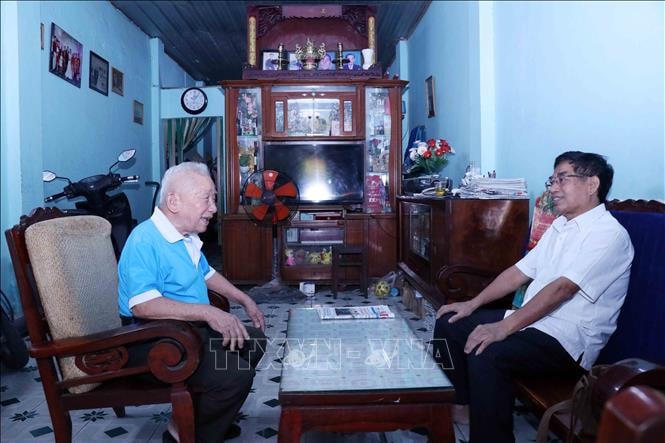 Đại tá Nguyễn Hữu Hùng, Trưởng Ban công tác Mặt trận khu phố 7, phường 13, quận Tân Bình thăm hỏi người cao tuổi có uy tín trong cộng đồng dân cư khu phố. 