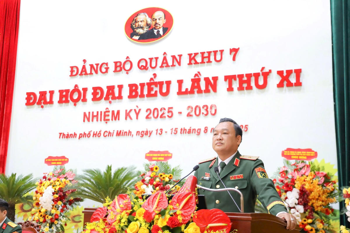 Thiếu tướng Trần Vinh Ngọc, Chính ủy Quân khu 7 phát biểu khai mạc đại hội. Ảnh: Lê Tiên·