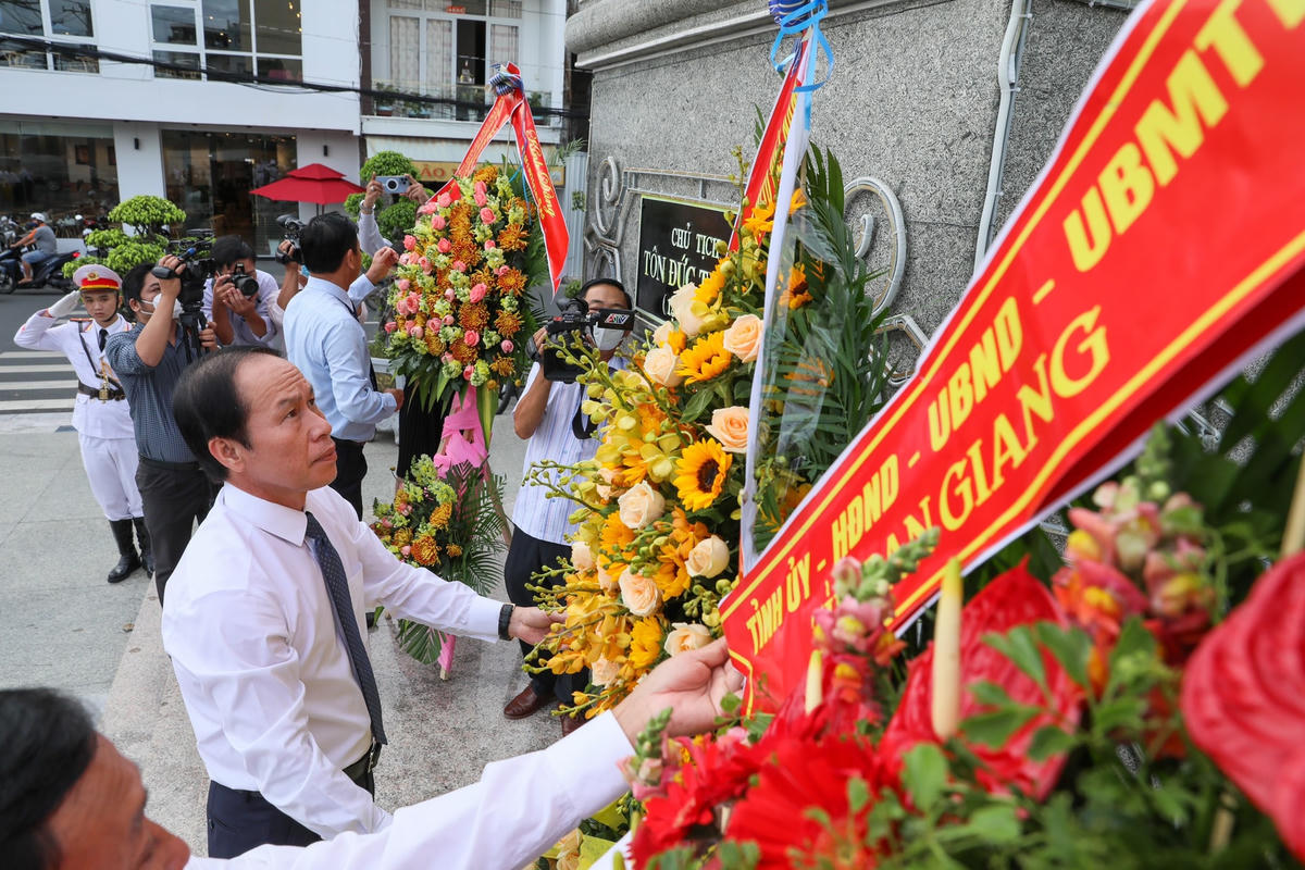 Ủy viên Trung ương Đảng, Phó Chủ tịch – Tổng Thư ký Ủy ban Trung ương MTTQ Việt Nam Lê Tiến Châu trước tượng đài Chủ tịch Tôn Đức Thắng.