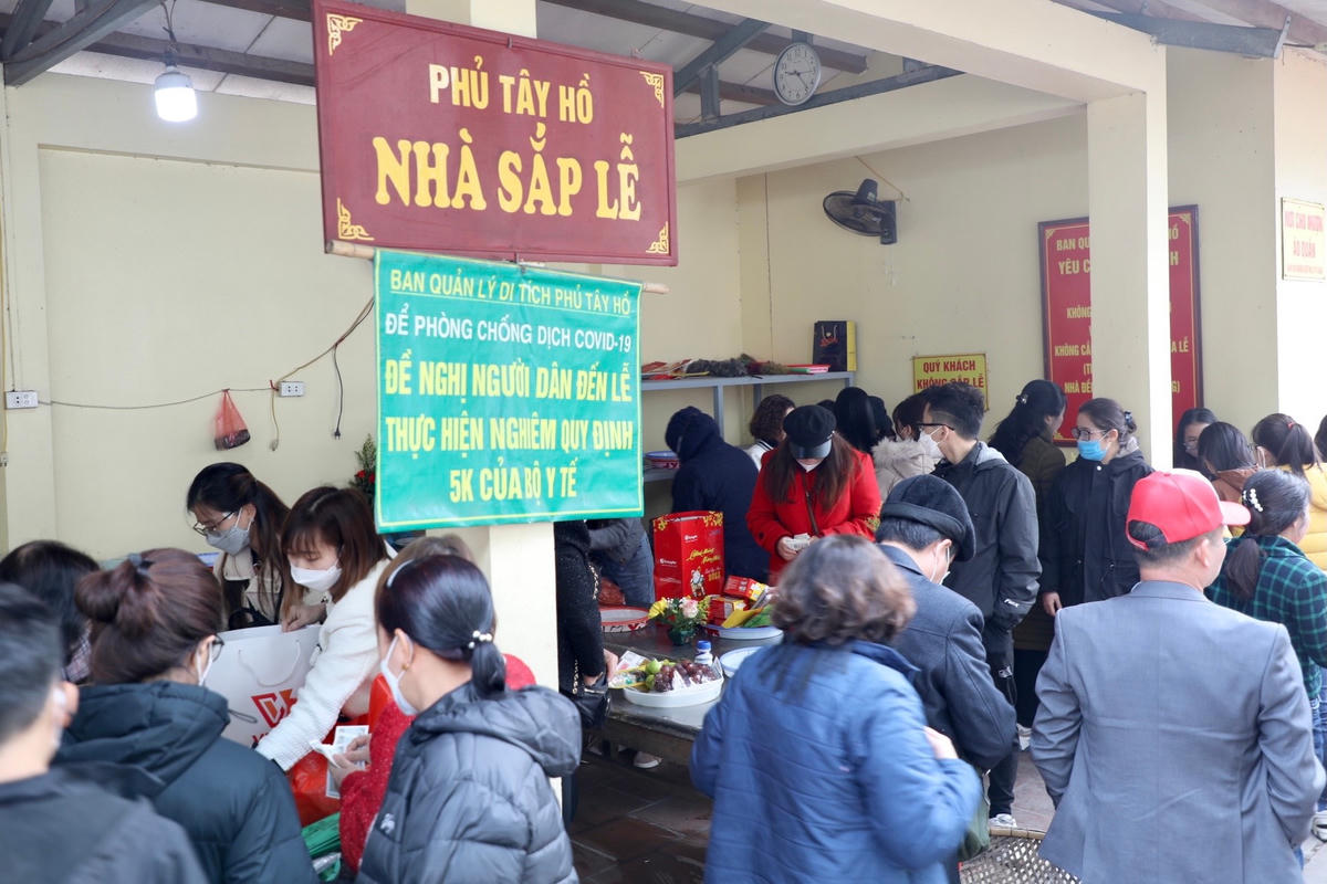 Tại khu vực nhà sắp lễ phủ Tây Hồ.
