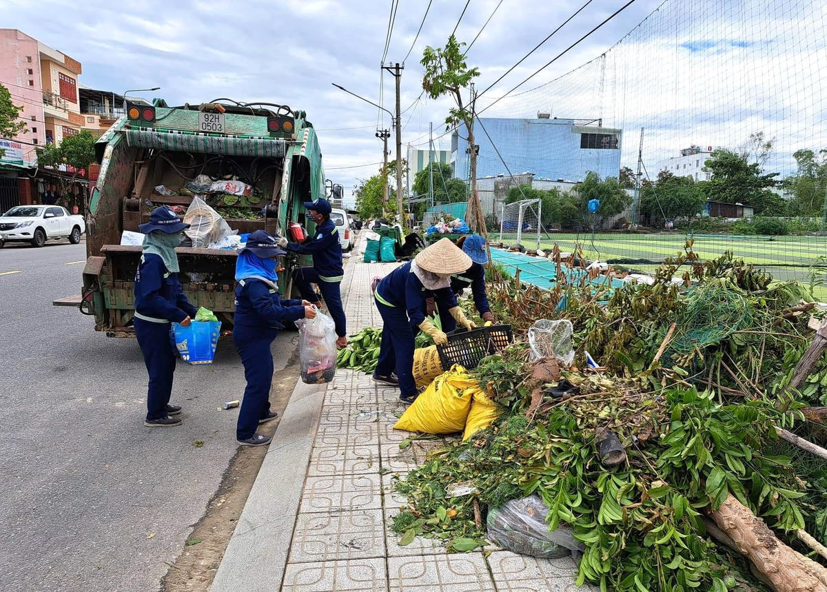 Công nhân thu dọn rác thải, cây cối ngã đổ ở đường Lý Thường Kiệt.