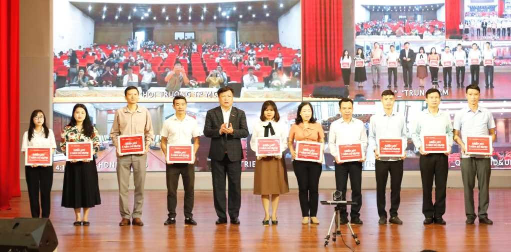 Lễ trao chứng nhận cấp chứng thư số miễn phí của VIETTEL-CA cho 10 khách hàng đại diện phường Trần Phú, TP Móng Cái. Ảnh: H.V.