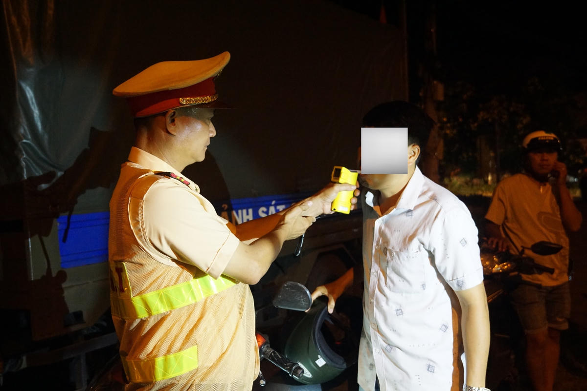 Đội CSGT-TT Công an thành phố Long Khánh kiểm tra nồng độ cồn người điều khiển phương tiện xe máy. Ảnh: Mạnh Thìn.