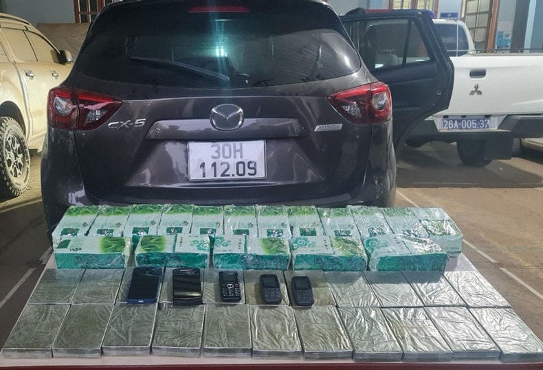 Chiếc xe đối tượng Long sử dụng và tang vật thu giữ.  