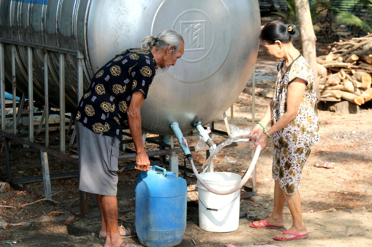 Bà con Hàm Tân được đầu tư bồn, bể để chứa nước sạch sinh hoạt. Ảnh: BT