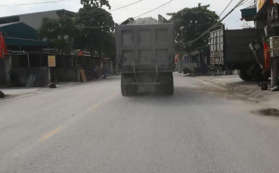 Hà Nam:  Người dân Hồng Sơn 'khổ sở' vì sống trong cảnh bụi bặm, xe tải hoành hành
