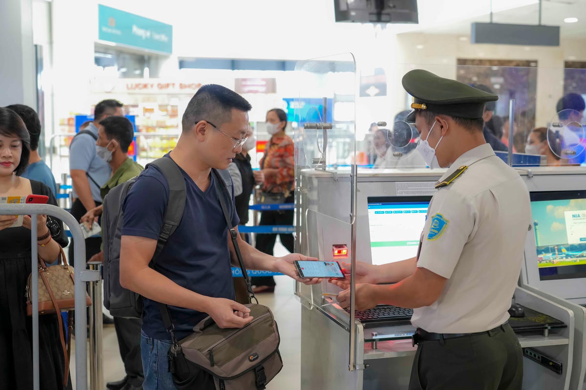 Tuy nhiên, một số trường hợp hành khách gặp khó khăn do: trục trặc về tài khoản định danh, lỗi do mất kết nối mạng Internet, chưa quen thao tác trên ứng dụng VNeID, quên mật khẩu đăng nhập…
