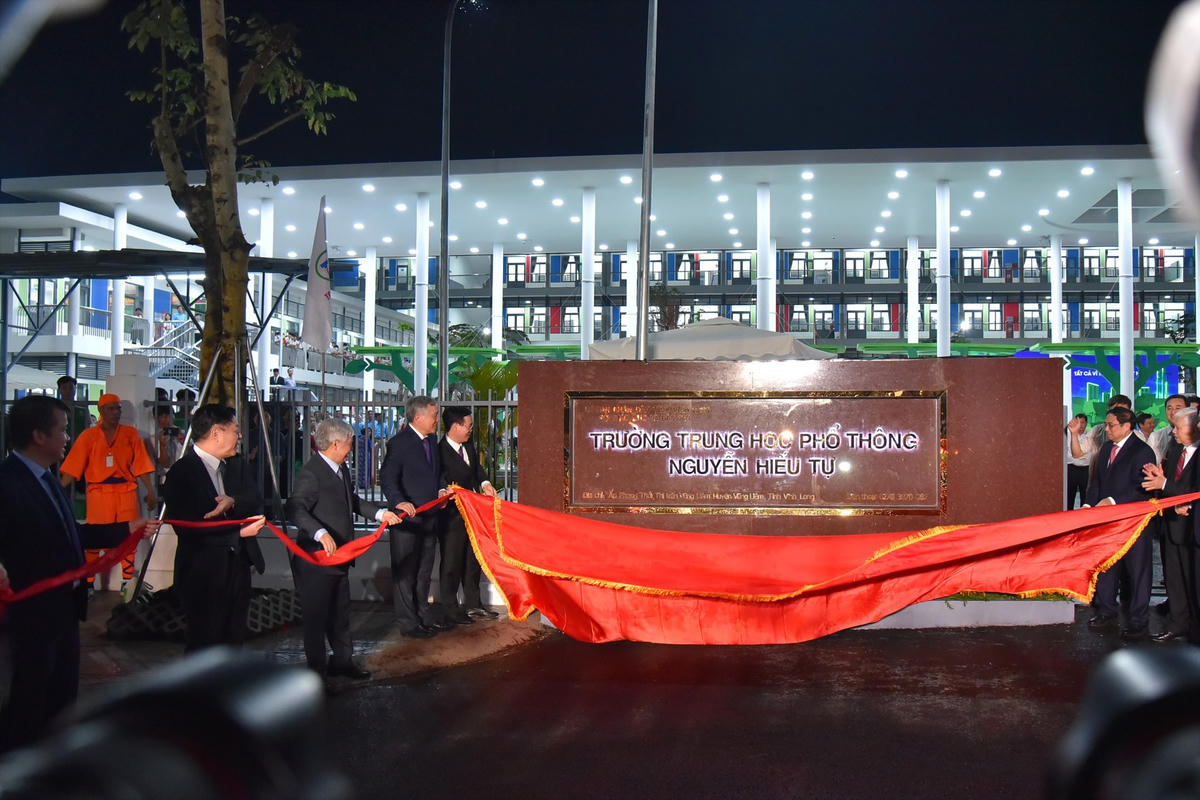 Thủ tướng Phạm Minh Chính cùng các lãnh đạo Đảng, Nhà nước, UBND tỉnh Vĩnh Long kéo băng khánh thành trường.