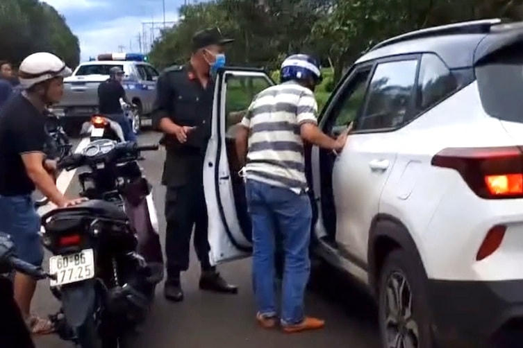 Lực lượng công an chặn ô tô "rụng" bánh sau khi bỏ chạy gần 10 km (Ảnh cắt từ clip).
