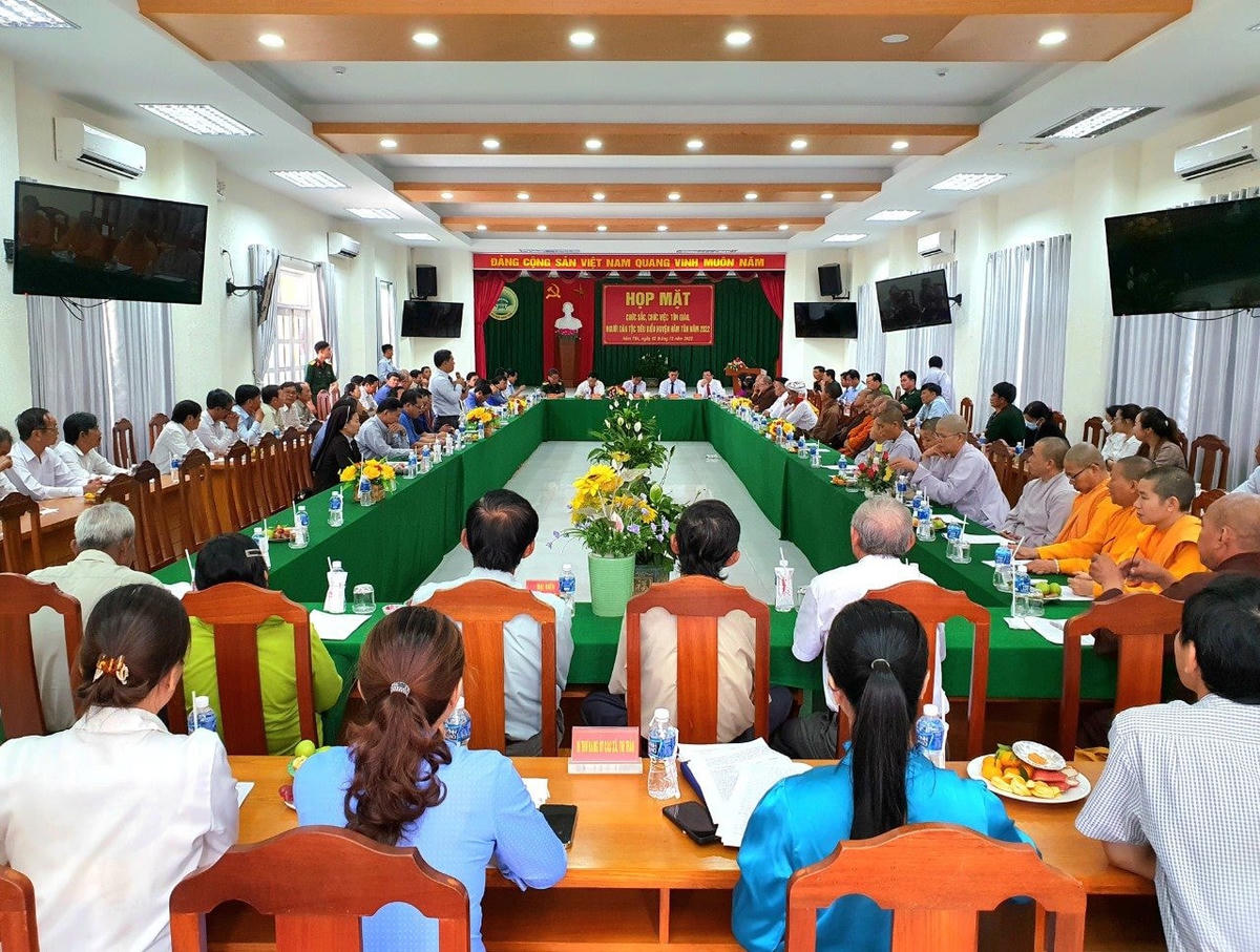 Quang cảnh buổi gặp mặt chức sắc, chức việc các tôn giáo năm 2022.