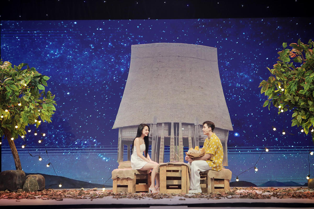 Bối cảnh mà Thùy Lan mang đến là buôn làng nơi cô sinh ra và lớn lên.