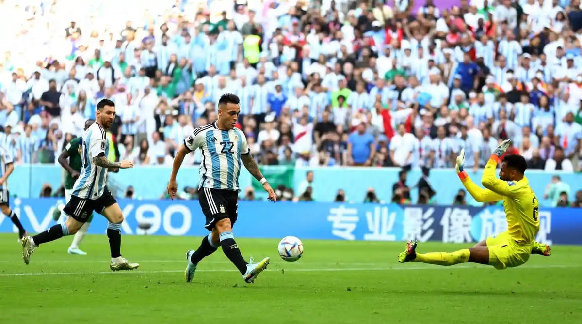 Lautaro Martinez đã 2 lần đưa bóng vào lưới nhưng đều không được công nhận bởi lỗi việt vị.