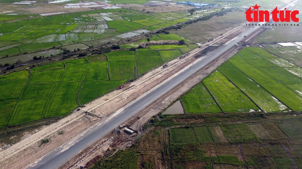 Cao tốc Vĩnh Hảo - Phan Thiết dài 100,8 km nối tiếp với cao tốc Cam Lâm – Vĩnh Hảo, giai đoạn 1 dự án xây dựng 4 làn xe, vận tốc thiết kế 80 km/giờ, giai đoạn hoàn chỉnh sẽ đầu tư 6 làn xe, vận tốc thiết kế 120 km/giờ.