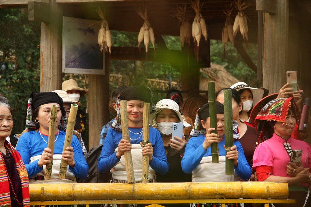 Múa khăn mừng xong, là các trò diễn sinh hoạt lao động sản xuất thường ngày của người dân: Trò đi cày, trỉa lúa trên nương; trò gặt lúa, lắt lúa; trò giã gạo; sảy gạo.