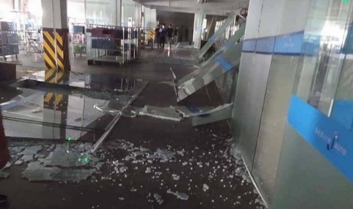 Mảnh vỡ từ sức ép vụ nổ vung vãi khắp hiện trường. Ảnh: VTC News.