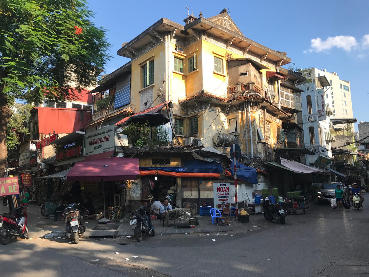 Ngôi biệt thự số 65 phố Nguyễn Thái Học (Hà Nội) bị biến dạng do sự cơi nới của người dân. Ảnh: Đức Quang.  