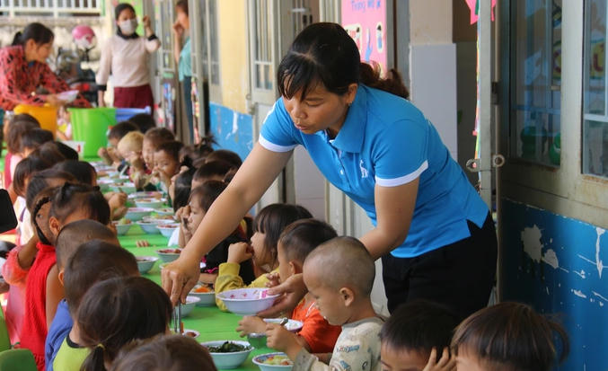 Mỗi ngày chị Tú và mọi người chuẩn bị gần 100 suất cơm cho học sinh trường mầm non Ánh Dương (Ảnh: Đặng Dương).