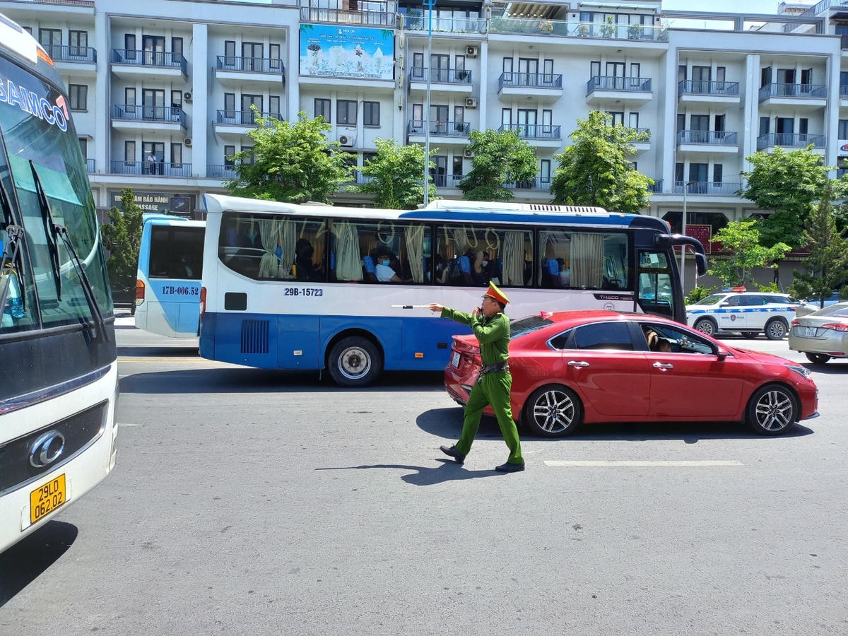 Lực lượng chức năng của thành phố đã có mặt kịp thời để điều tiết giao thông, ổn định trật tự khu vực.
