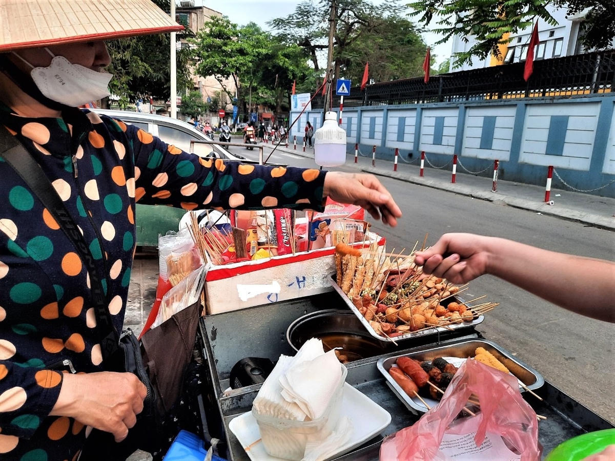 Đồ ăn vặt cổng trường tiềm ẩn nhiều mối nguy hại tới sức khỏe học sinh.