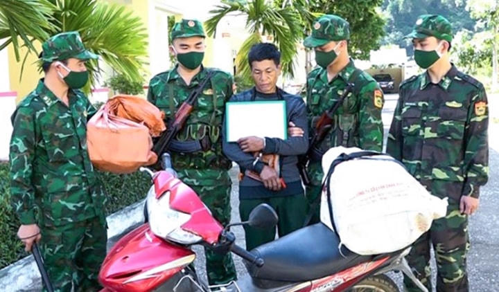 Giàng A Mang cùng số tang vật của vụ án.
