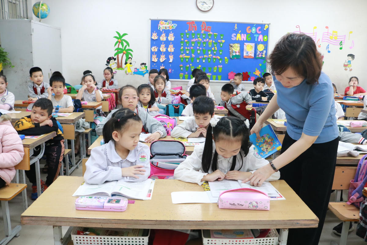 Chuyên gia lo ngại việc tăng học phí đột biến sẽ ảnh hưởng tới cơ hội học tập của học sinh.