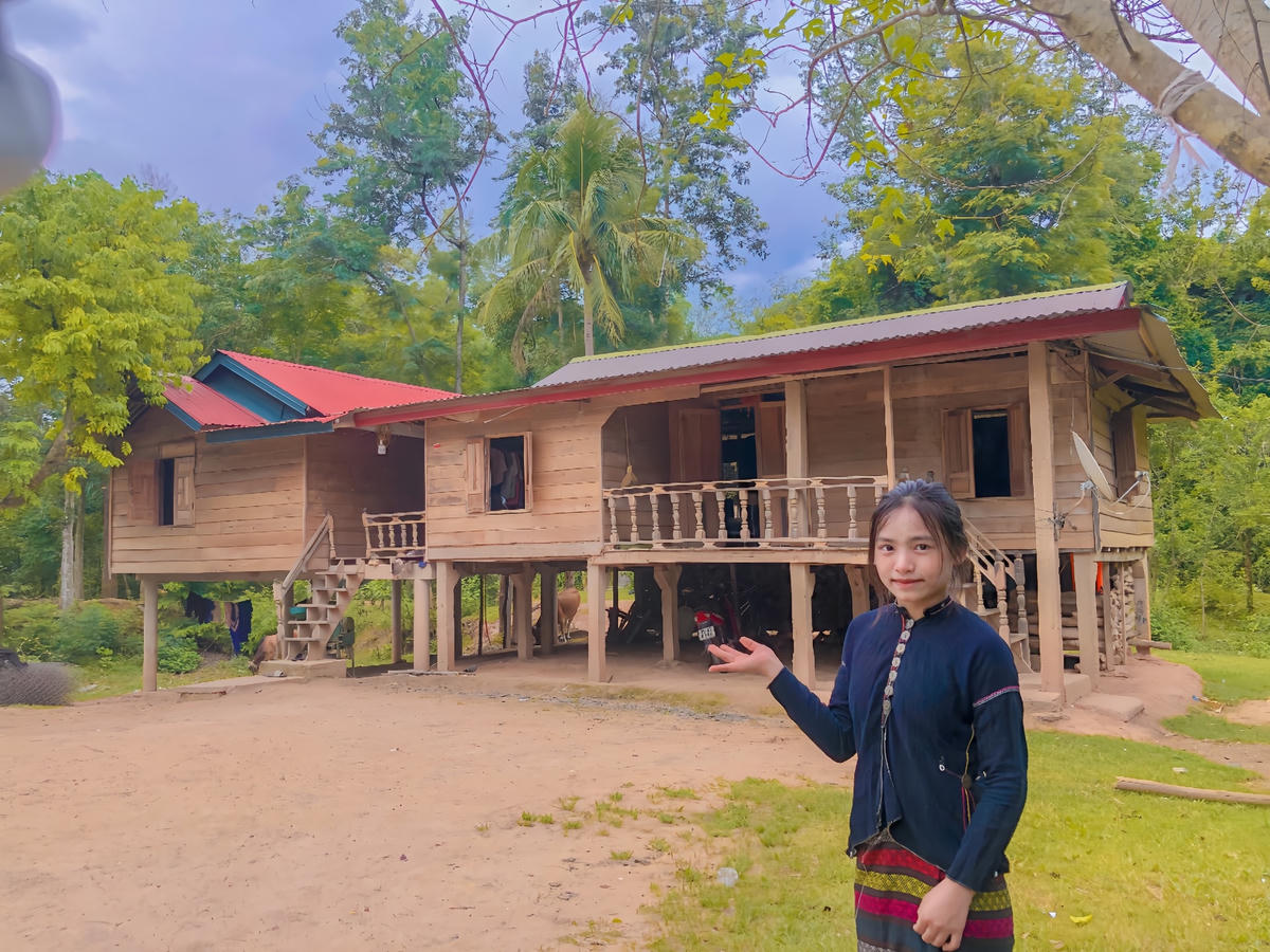 Cô gái người đồng bào dân tộc Vân Kiều này mong muốn lan tỏa, quảng bá, nâng tầm trang phục truyền thống của đồng bào mình.