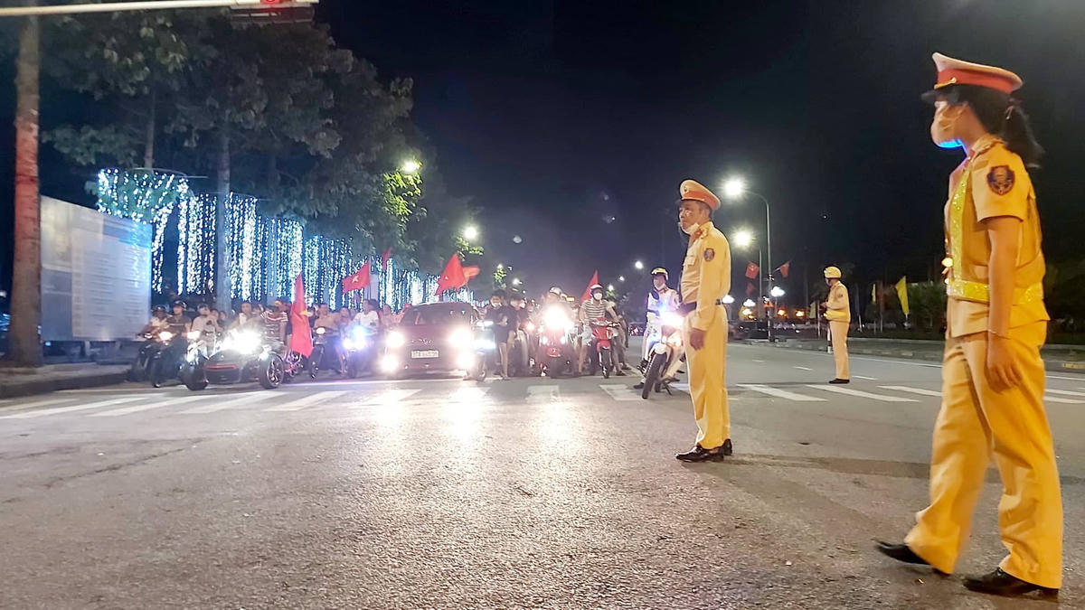 Cảnh người dân "đi bão" trong trật tự tại ngã tư Trường Thi - Hồ Tùng Mậu - Phan Đăng Lưu. (Ảnh: Điền Bắc).