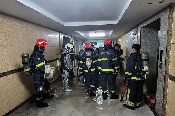 Cơ quan chức năng Hà Nội điều động cán bộ, chiến sĩ cùng nhiều phương tiện đến hiện trường làm nhiệm vụ . Ảnh: Đại biểu Nhân dân.