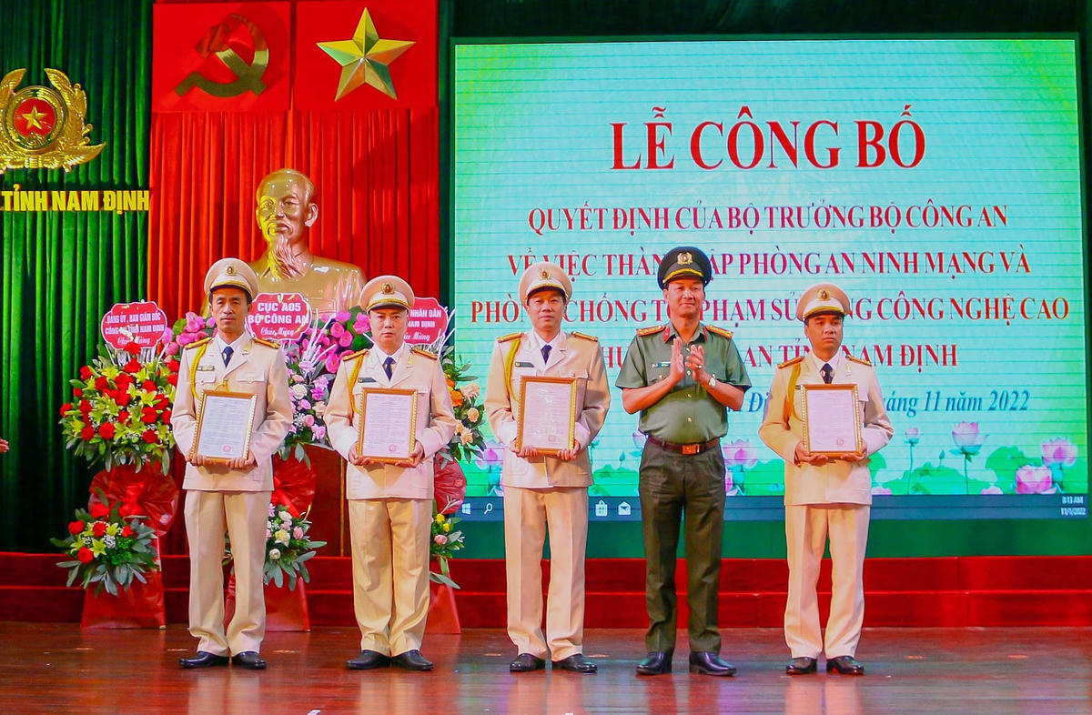 Đại tá Trần Minh Tiến, Giám đốc Công an tỉnh Nam Định trao các quyết định thành lập và điều động, bổ nhiệm nhân sự tới đơn vị mới thành lập.