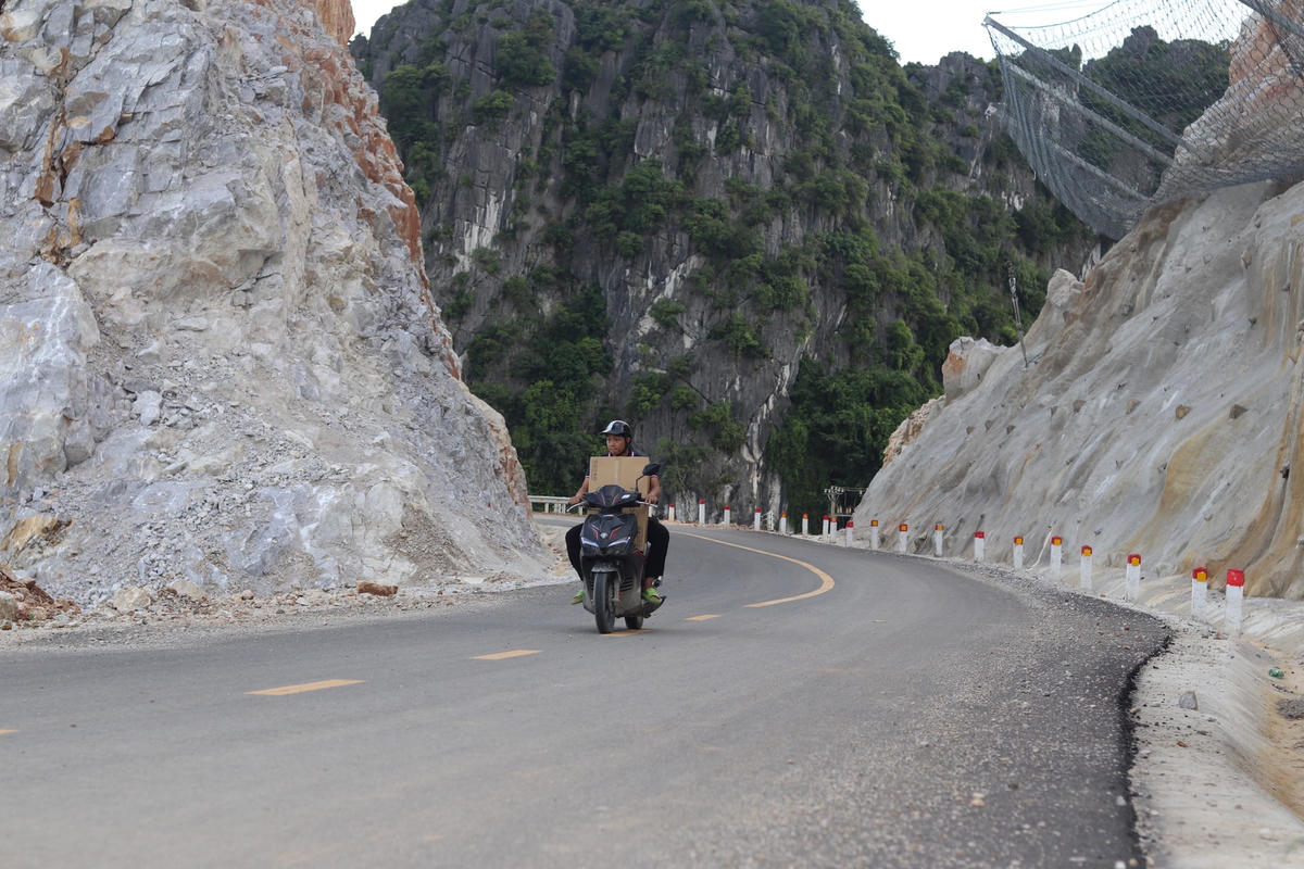 Ở ngay phía dưới, các phương tiện lưu thông tấp nập. Do con đường dẫn và cây cầu vượt này là một điểm nối về tuyến đường tỉnh lộ 522B nên hằng ngày, có rất đông phương tiện lưu thông, nhiều nhất là người dân đi xe máy.