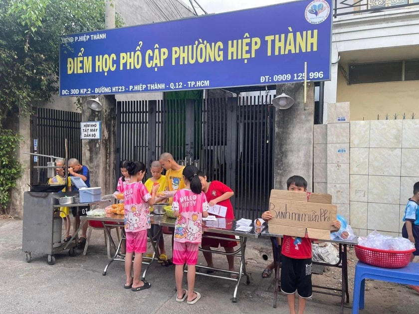 Những chiếc bánh mì, những suất cơm miễn phí từ lớp học tình thương. (Ảnh: Quang Khải).