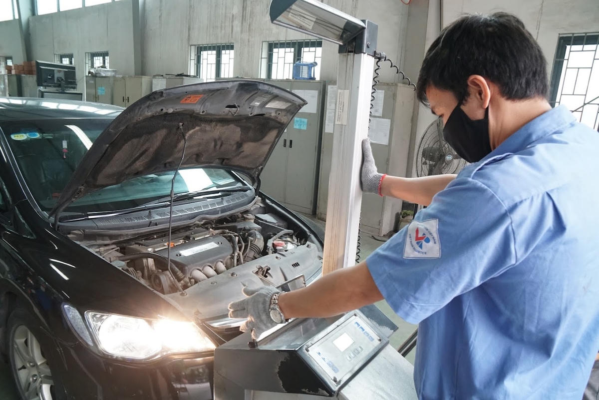 Thời gian qua, rất nhiều giải pháp tháo gỡ khó khăn cho đăng kiểm đã được đưa ra, trong đó nhiều trạm đăng kiểm đều tăng cường nhân sự, tăng ca để phục vụ người dân. Ảnh: Quang Vinh.