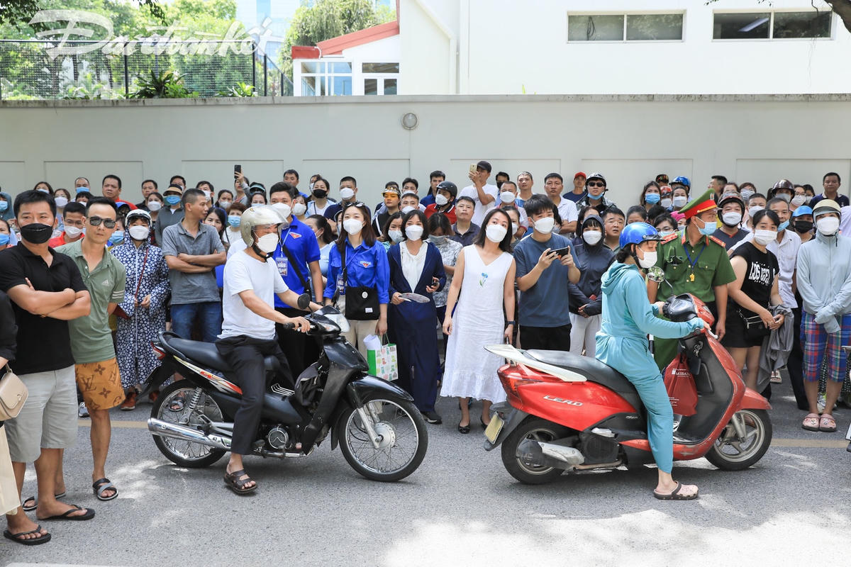 Ngoài điểm thi Trường THCS Thăng Long (quận Ba Đình), nhiều phụ huynh chờ đợi con hoàn thành bài thi đầu tiên.