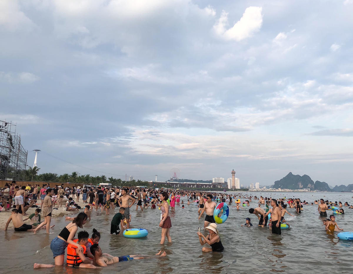 Bãi biển Bãi Cháy “chật kín” người trong ngày lễ 2-9. Anh Lê Quân (Nghệ An) cho biết: Cả nhóm bạn của mình vừa tham gia trải nghiệm chơi “phao chuối” trên biển, mặc dù bãi biển đông nhưng mọi người đều giữ gìn vệ sinh nên bãi biển cũng khá sạch sẽ.