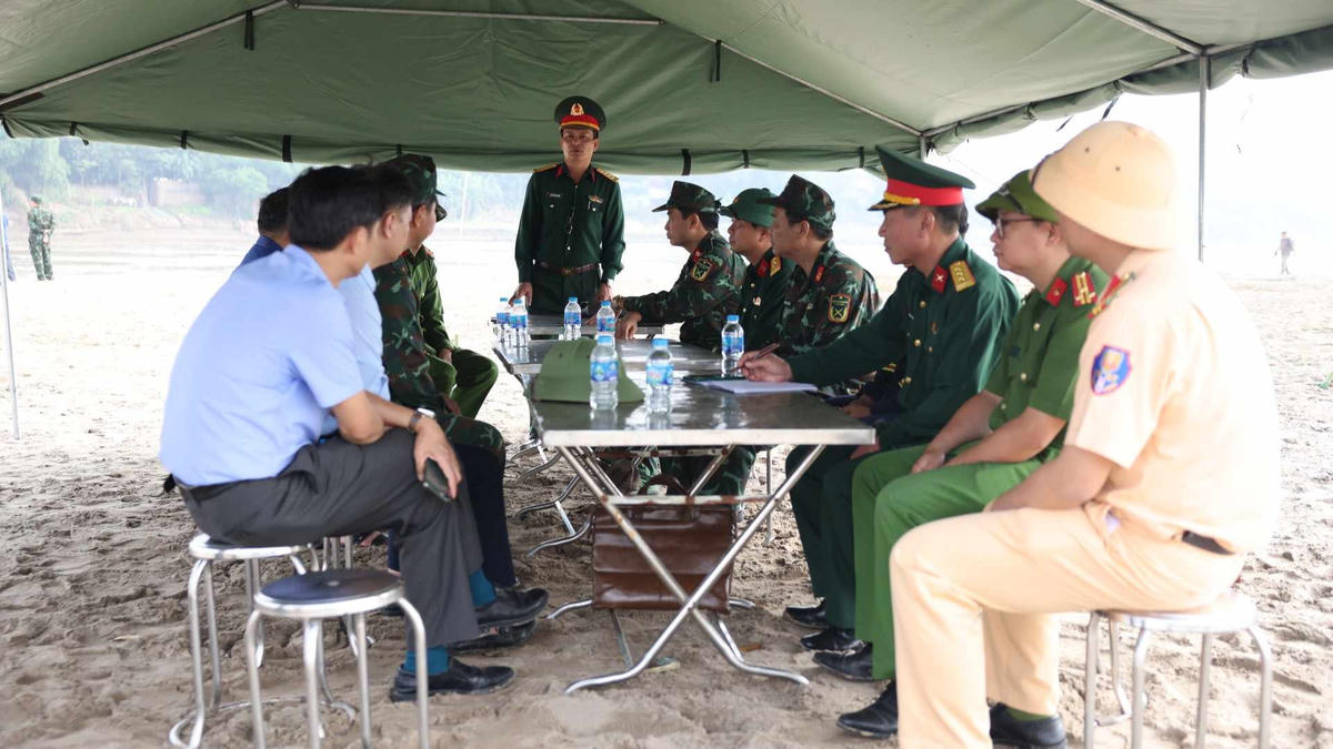 Các phương án tìm kiếm được họp bàn cụ thể. Ảnh Tuấn Trung.