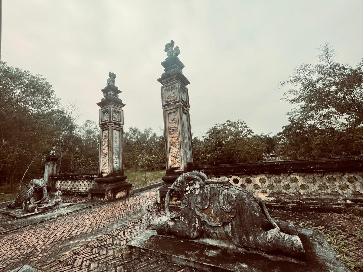 Theo tương truyền, Lý Nhật Quang là người thông minh, hiếu học, tài cao. Năm 1039, ông được vua cha Lý Thái Tổ cử vào trông coi việc tô thuế tại vùng Hoan Châu, tức Nghệ An, Hà Tĩnh ngày nay. Ông liên tục thăng tiến, năm 1044 giữ chức Uy Minh Vương, đứng đầu trấn Nghệ An, thay nhà vua định đoạt mọi chuyện chính sự tại vùng đất xứ Nghệ.