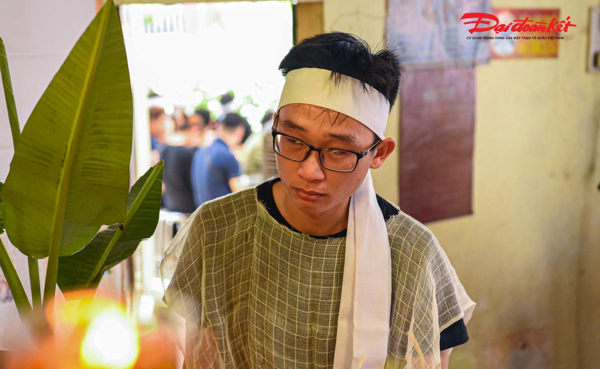 Anh Phong cho hay: “ Vợ chồng anh trai tôi có hai cháu, giờ đây con trai anh tôi mồ côi cả cha lẫn mẹ, hiện cháu đang đi học ở trường cao đẳng nghề, không biết tương lai sẽ ra sao”.