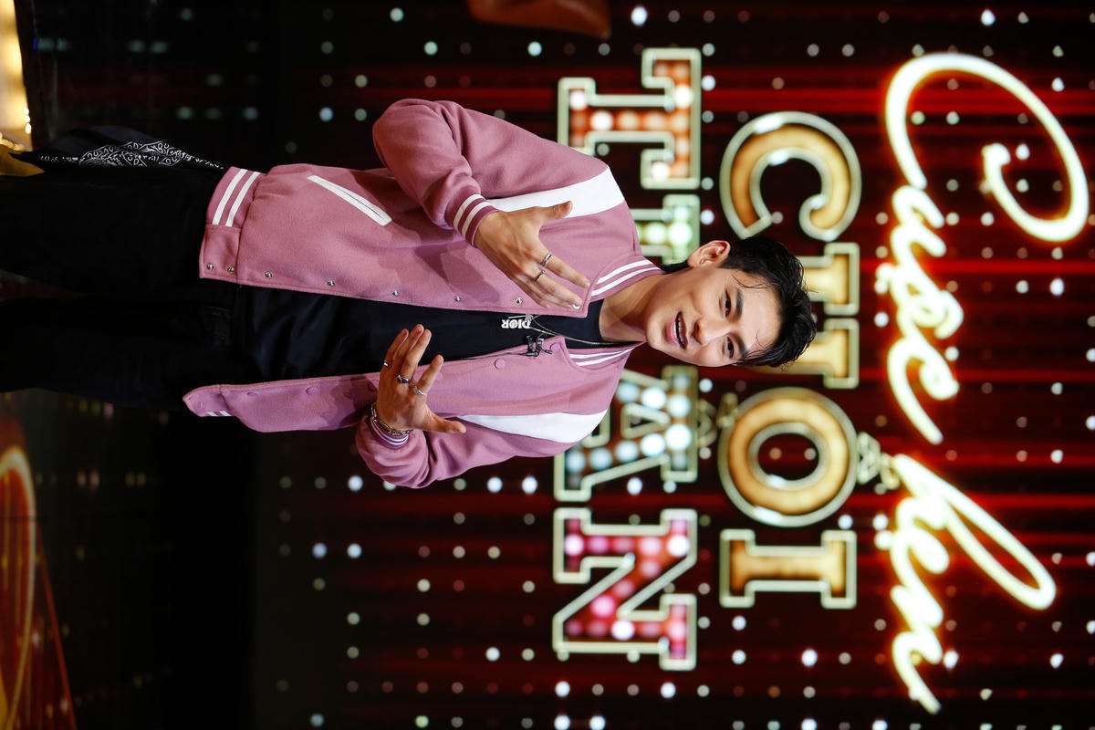 Isaac xuất hiện tràn đầy sự hóm hỉnh, cùng chiều sâu của nghệ sĩ có đam mê. 