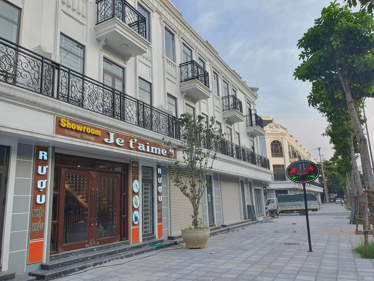 Cả dãy phố mới chỉ có 1 cửa hàng hoàn thiện, đi vào hoạt động, không khí ảm đạm, đìu hiu.