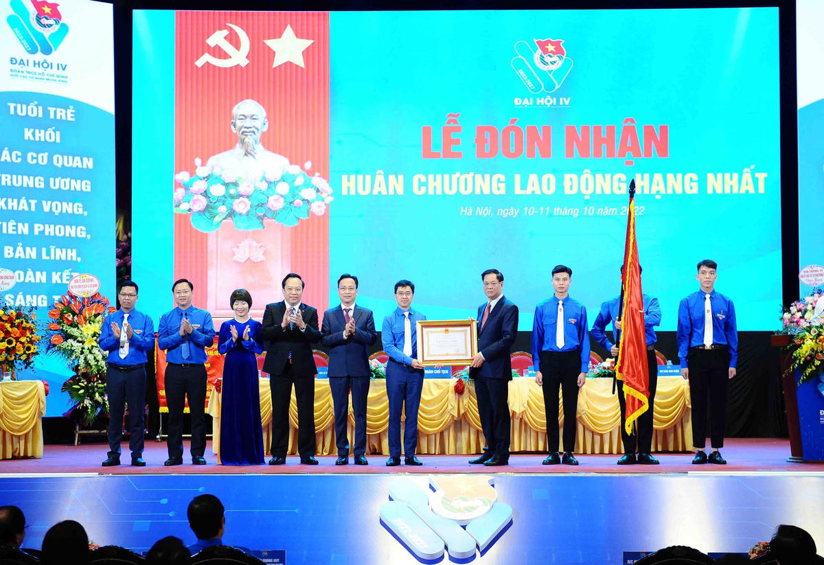 Đoàn Khối các cơ quan Trung ương đón nhận Huân chương Lao động hạng Nhất. Ảnh: Minh Đức/TTXVN.