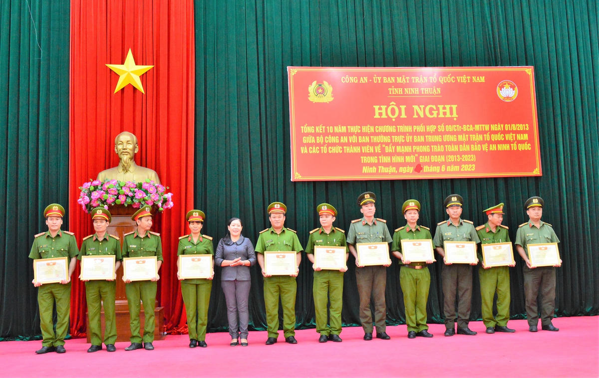 Ủy ban MTTQ Việt Nam tỉnh Ninh Thuận tặng bằng khen cho các nhân và tập thể có thành tích xuất sắc 10 năm thực hiện Chương trình phối hợp số 09  về “Đẩy mạnh phong trào toàn dân bảo vệ an ninh Tổ quốc trong tình hình mới”, giai đoạn 2013 – 2023.