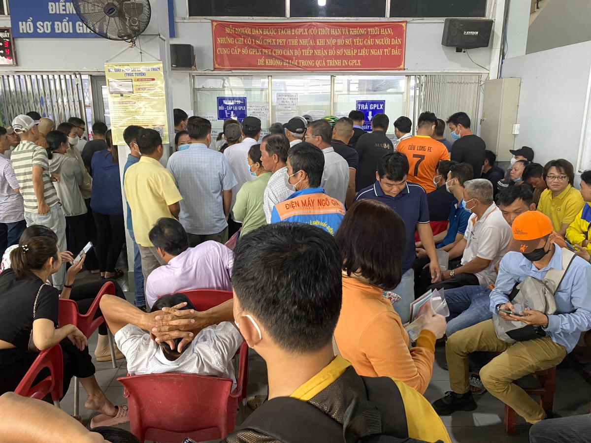 Nhiều điểm đổi giáy phép lái xe trên địa bàn TP HCM rơi vào tình trạng quá tải.