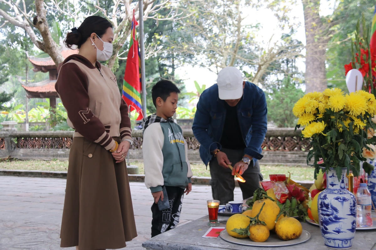 Anh hùng dân tộc Lê Hoàn sinh ra và lớn lên tại làng Trung Lập, thuộc Ái Châu (nay là xã Xuân Lập, huyện Thọ Xuân) trong bối cảnh đất nước bị các thế lực địa phương nổi lên và cát cứ gây loạn 12 sứ quân. Ông sớm gia nhập đội quân của Đinh Bộ Lĩnh, được giao 2.000 quân sĩ đánh dẹp 12 sứ quân và được phong giữ chức Thập đạo tướng quân.