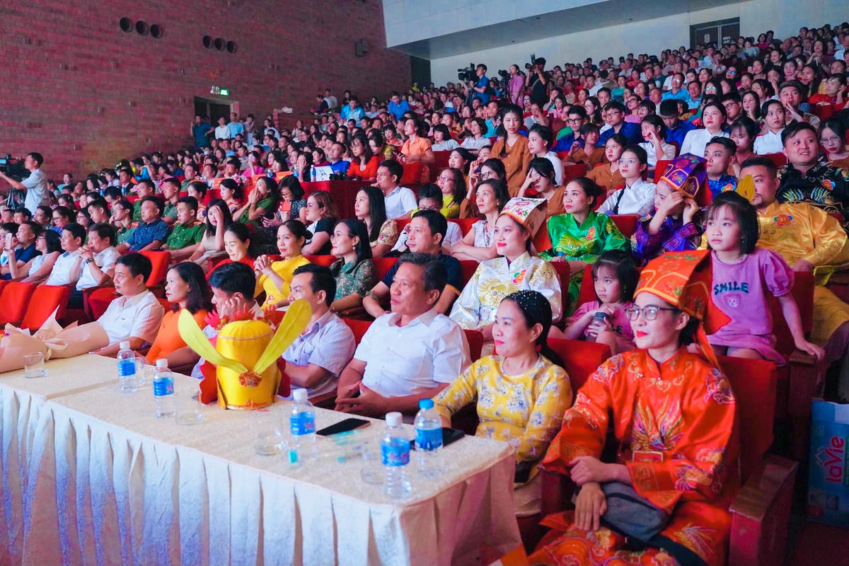 Với hình thức tổ chức trực quan, sinh động, Cuộc thi sân khấu hóa tìm hiểu “Quảng Ninh 60 năm xây dựng và phát triển” đã thu hút sự quan tâm của đông đảo cán bộ, đảng viên và người dân trên địa bàn tỉnh.