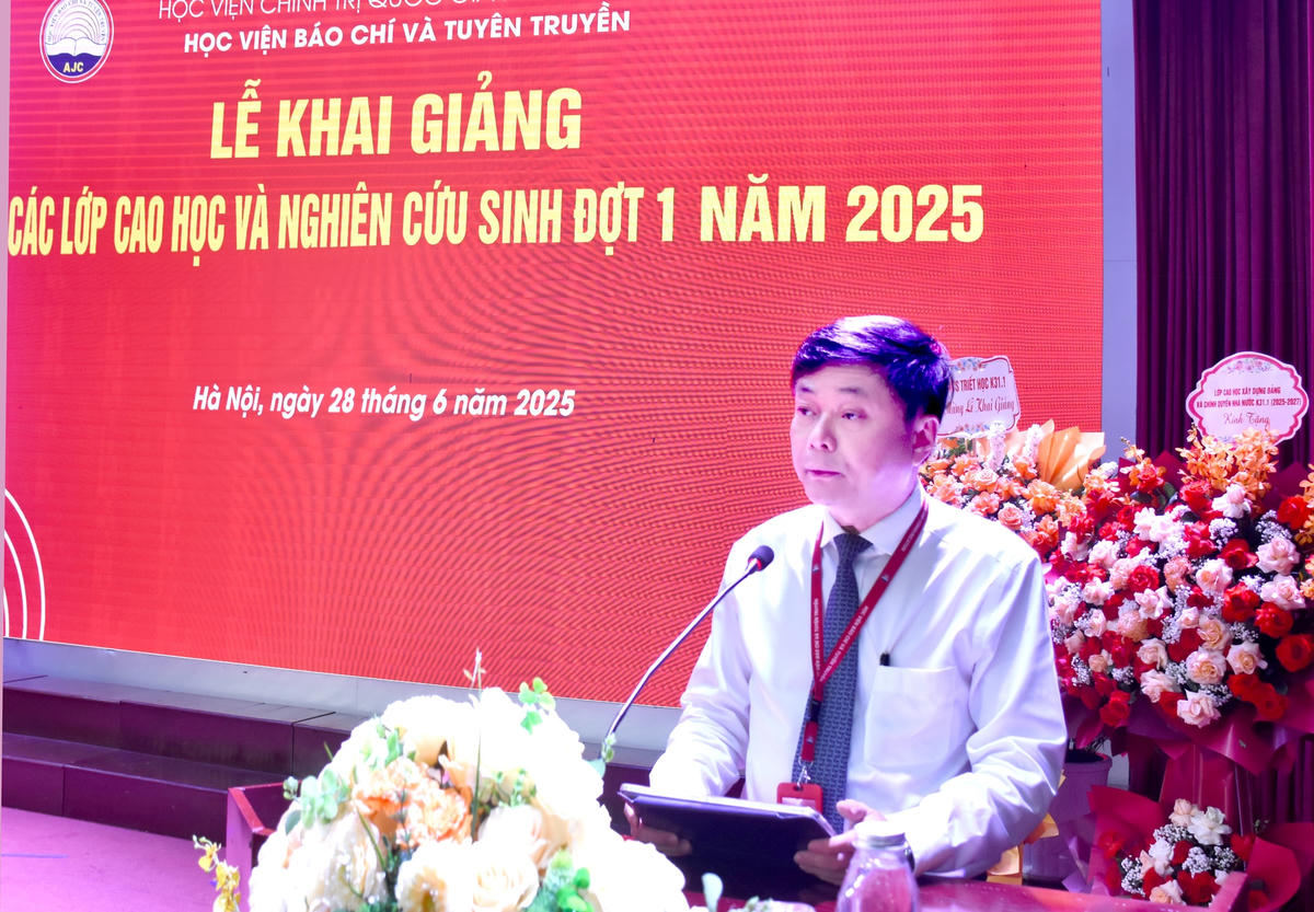 PGS,TS. Phạm Minh Sơn, Phó Bí thư Đảng ủy, Giám đốc Học viện phát biểu khai giảng chào mừng các tân học viên cao học và nghiên cứu sinh khóa 31 đợt 1 năm 2025.