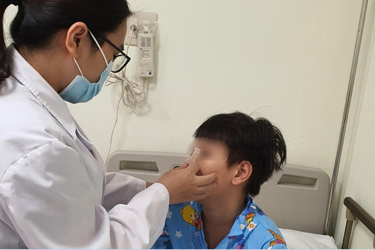 Bé trai vỡ mũi vì đứng xem các bạn chơi “thử thách đồ long đao”.