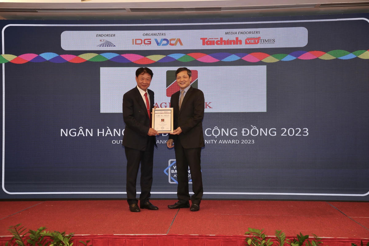 Ông Vũ Viết Ngoạn – Chủ tịch Ủy ban giám sát Tài chính Quốc gia (phải) trao Giải thưởng “Ngân hàng tiêu biểu vì cộng đồng” cho đại diện Agribank.